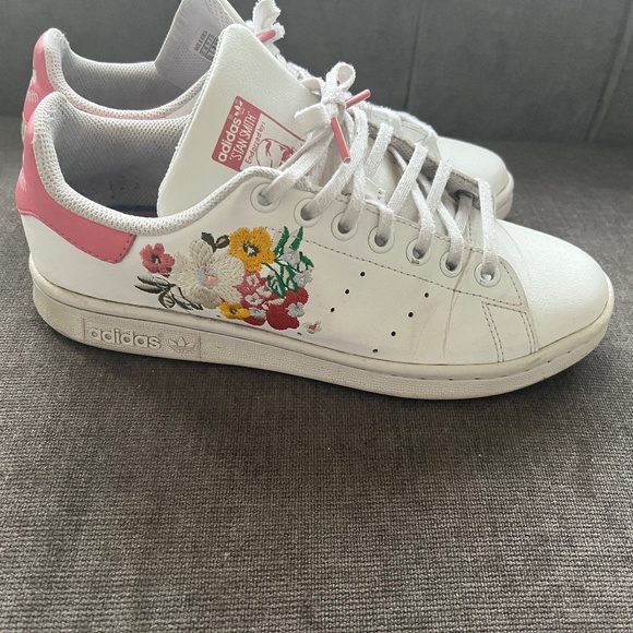 Adidas Sneakers 8.5 - Picture 1 of 3
